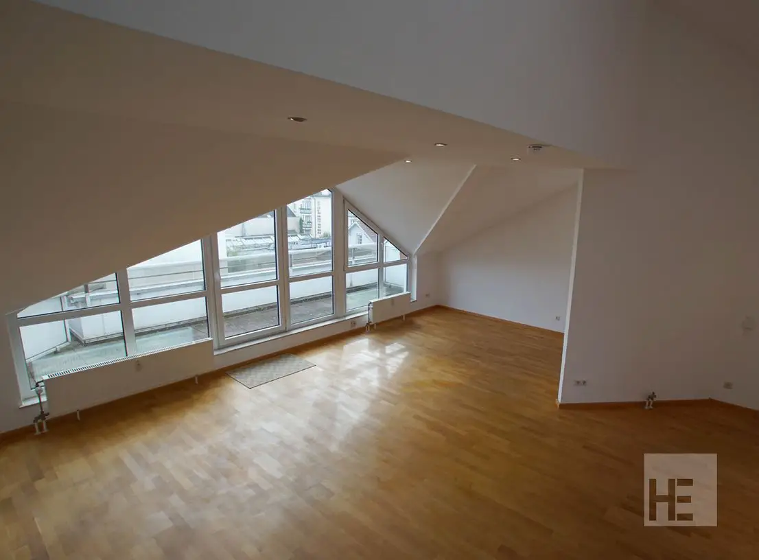 Wohnbereich  -- BAD HOMBURG: 2 Zi.-Dachgeschosswohnung mit Balkon in direkter Citylage!