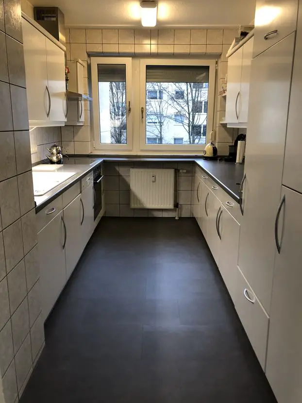 Küche -- Exklusive, vollständig renovierte 4-Zimmer-Wohnung mit Balkon und EBK in Ludwigsburg