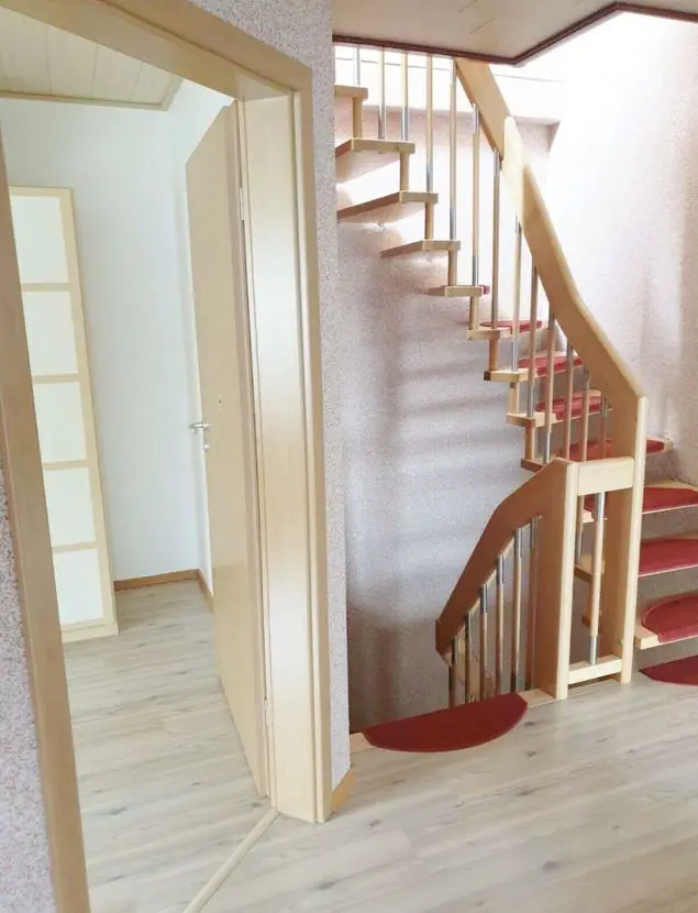 Flur Treppe -- Schöne Doppelhaushälfte in sehr guter Wohnlage