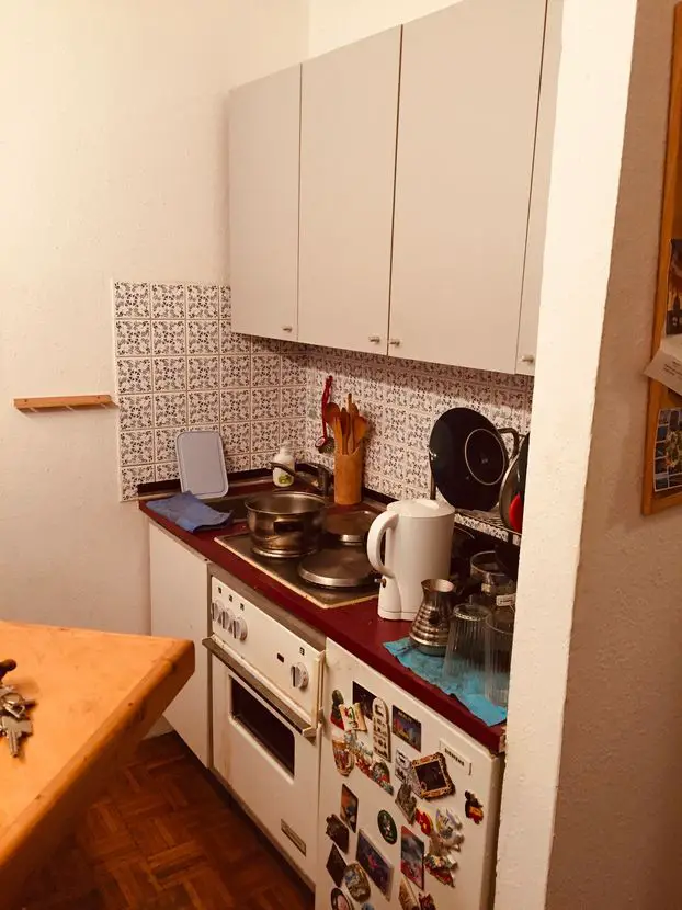 Küche -- Gepflegte 1-Zimmer-Hochparterre-Wohnung mit Einbauküche in Maxvorstadt, München