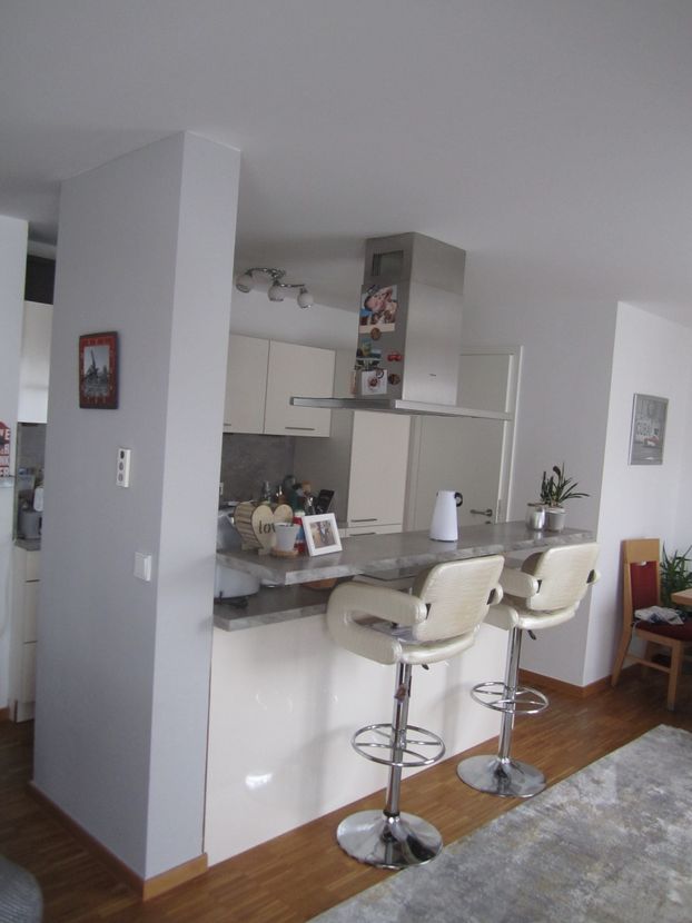 Wohnzimmer mit offener Küche -- Exklusive 3-Zimmer-Wohnung mit Süd-Balkon im Herzen von St. Johannis