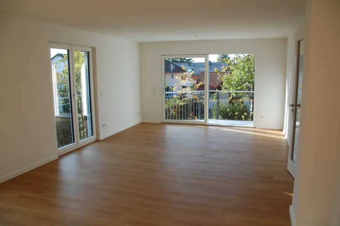 Wohnzimmer2 -- Erstbezug, schöne, sonnige 3-Zimmer-Wohnung mit Balkon und EBK in Waldperlach