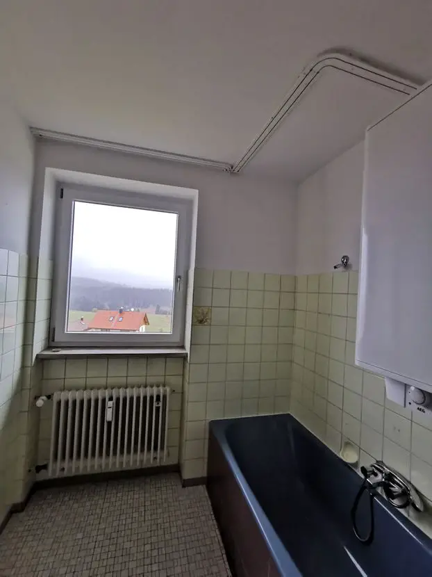 Badezimmer -- Renovierte 3-Zimmerwohnung in ruhiger Lage und Fernblick