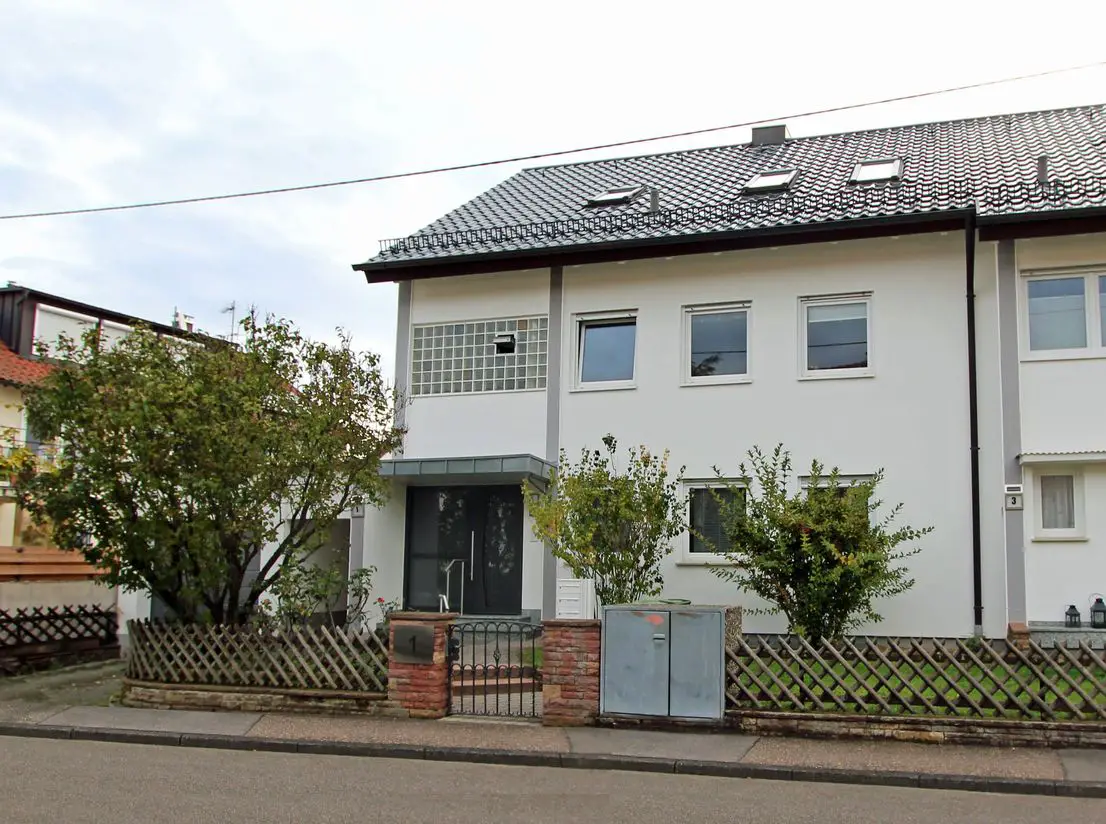Gebäudeansicht Straße -- Attraktives 3-Familienhaus (DHH) mit schönem Garten + Garage in bester Lage von Stuttgart-Möhringen!