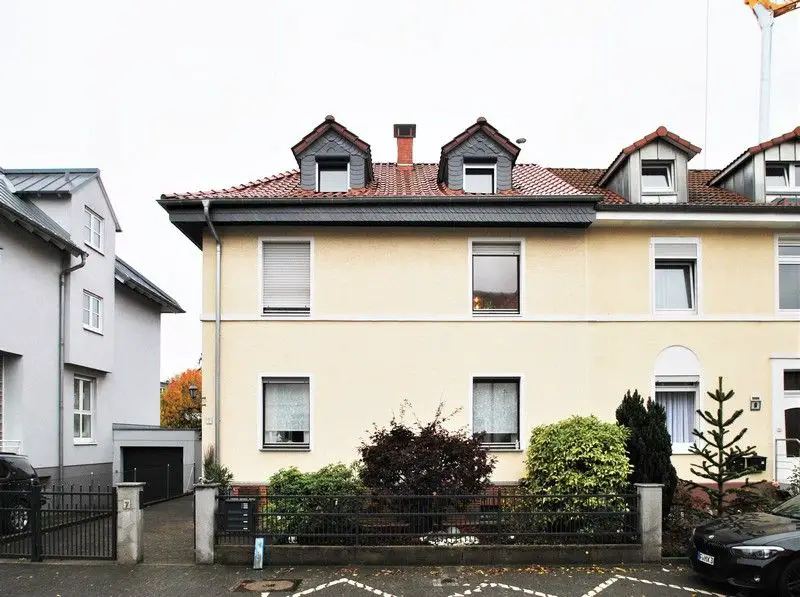 Haus -- 3- Familienhaus mit idylischer Gartenanlage in Frankfurt - Eckenheim