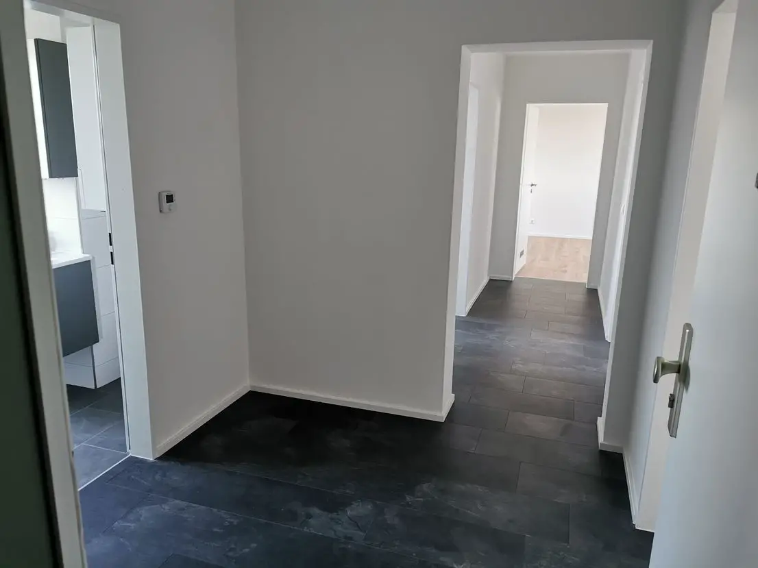 Bildtitel -- Erstbezug nach Sanierung mit Balkon: schöne 3-Zimmer-Wohnung in Anton-Günther-Weg, Waldkraiburg