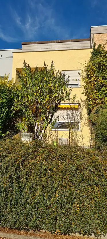 Hausansicht -- Reihenmittelhaus mit Terasse, 2 Balkonen und schönem Ausblick