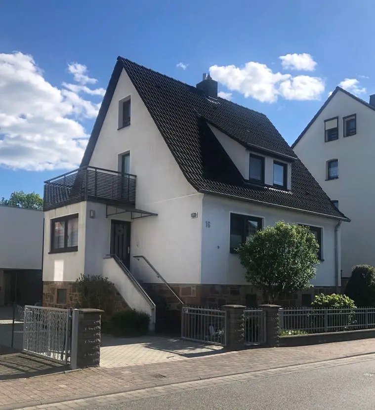 Haus_Vorderansicht_01 -- gepfl. 1 Fam-Haus mit kleiner Garage, EBK, zwei Balkonen in Niestetal-Sandershausen - kein Garten !