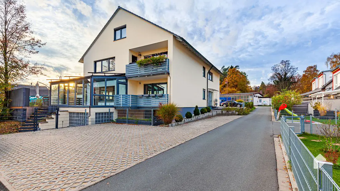 Außenansicht 2 -- Gut aufgeteilte 4-Zimmer-Wohnung mit Balkon und Wintergarten in Rückersdorf