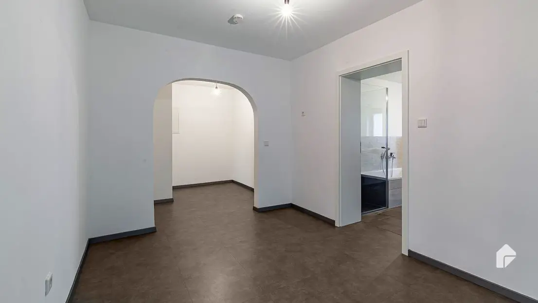 EG Flur 2 -- Gut aufgeteilte 4-Zimmer-Wohnung mit Balkon und Wintergarten in Rückersdorf