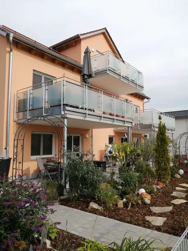 Hausansicht -- Neuwertige 3-Zimmer-DG-Wohnung mit Balkon in Menning/Vohburg a. d. Donau