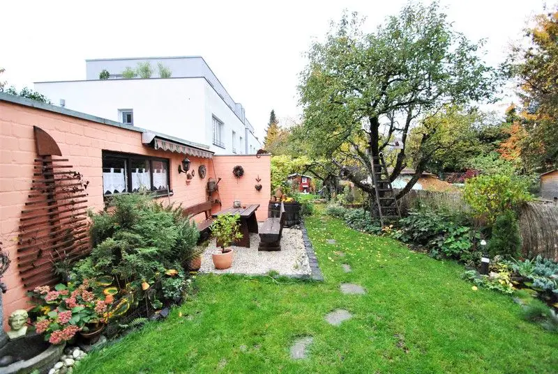 Garten -- *** 3- Familienhaus mit Garten, Garage und Stellplätzen in gesuchter ruhiger Lage von Frankfurt ***