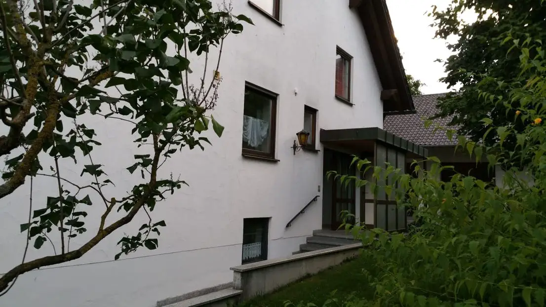 IMG20181009WA0003 -- Neuwertige DG-Wohnung mit drei Zimmern sowie Balkon, Bad und Einbauküche in Bergheim