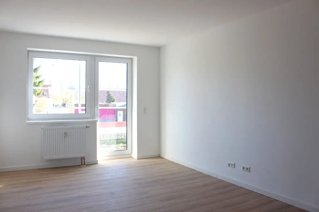 Wohnzimmer1 -- Vollständig renovierte 4-Raum-Erdgeschosswohnung mit Balkon in Börde (Kreis)