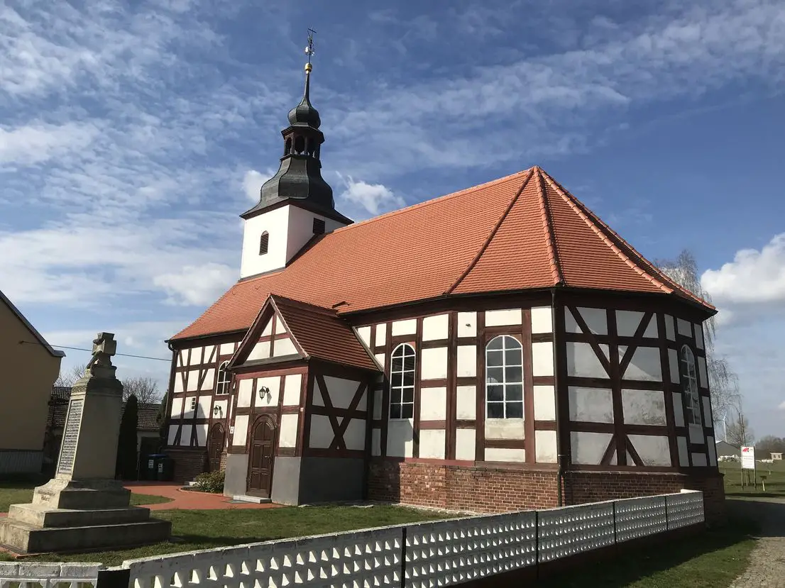 Dorfkirche_Niewitz -- Einfamilienhaus, in ruhiger Lage, vom Architekten geplant - 133 m2, KfW 55, Erstbezug Mitte 2021