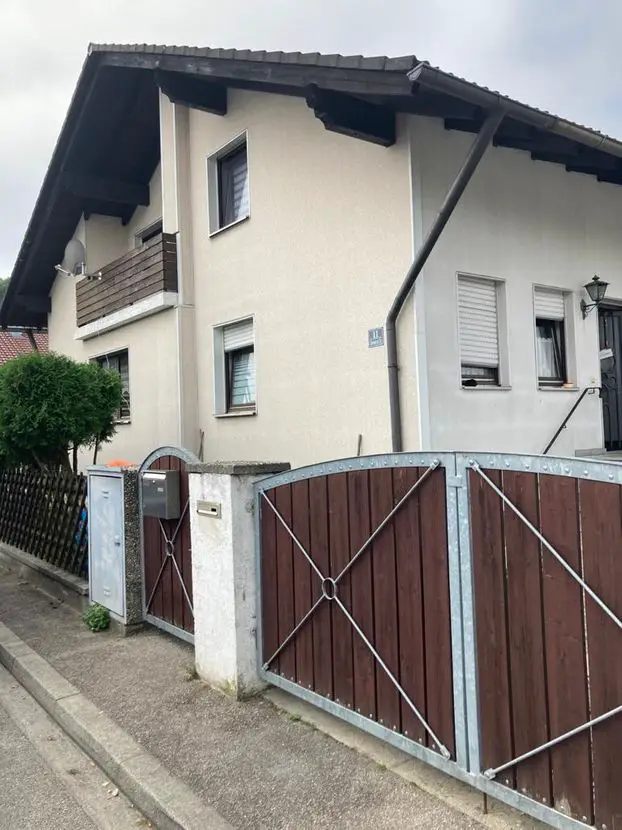 Hausansicht -- Großzügige Doppelhaushälfte in Ingolstadt in ruhiger Lage