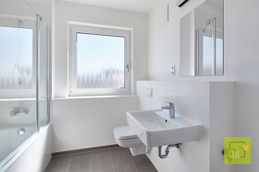 Badezimmer_Beispiel -- Perfekt für Paare - geräumige 2-Zimmer Wohnung zum Erstbezug mit Terrasse