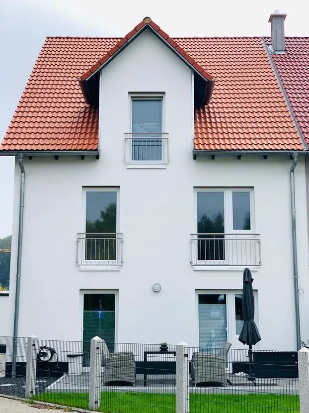 Hausansicht -- Erstbezug: schöne 3-Zimmer-Wohnung mit EBK in Nandlstadt