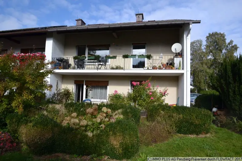 Blick auf das Zweifamilienhaus -- Charmante Zweifamilienhaushälfte mit Renovierungspotential in Bernried/STA-See