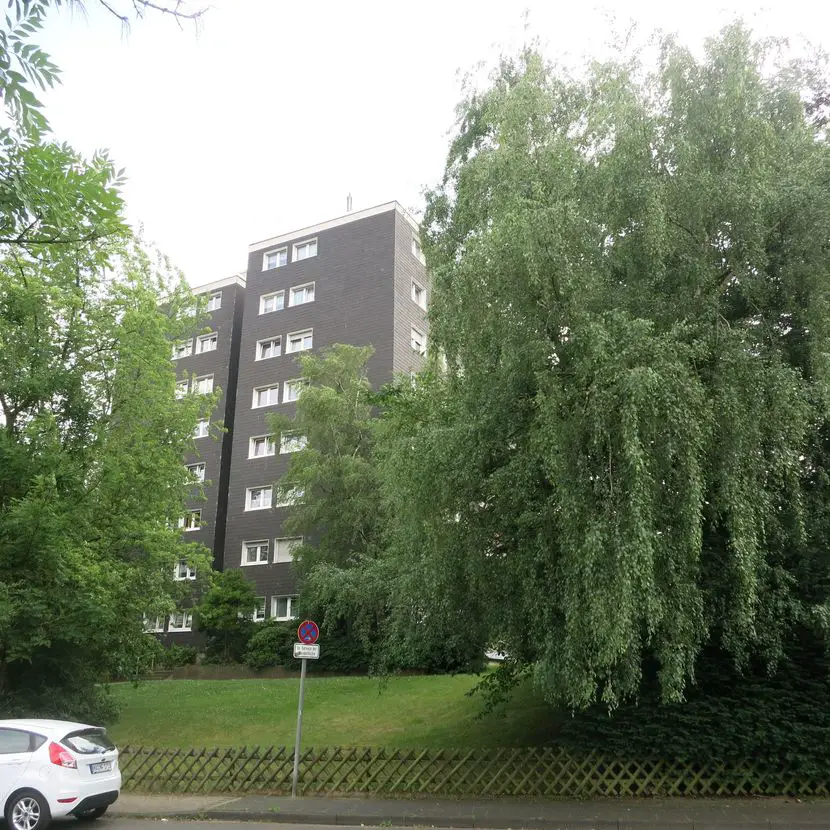 Roggenkamp_9_Strasse_01 -- Renovierte 4 1/2 Zimmerwohnung mit Balkon und Gartenblick im Hochschulviertel