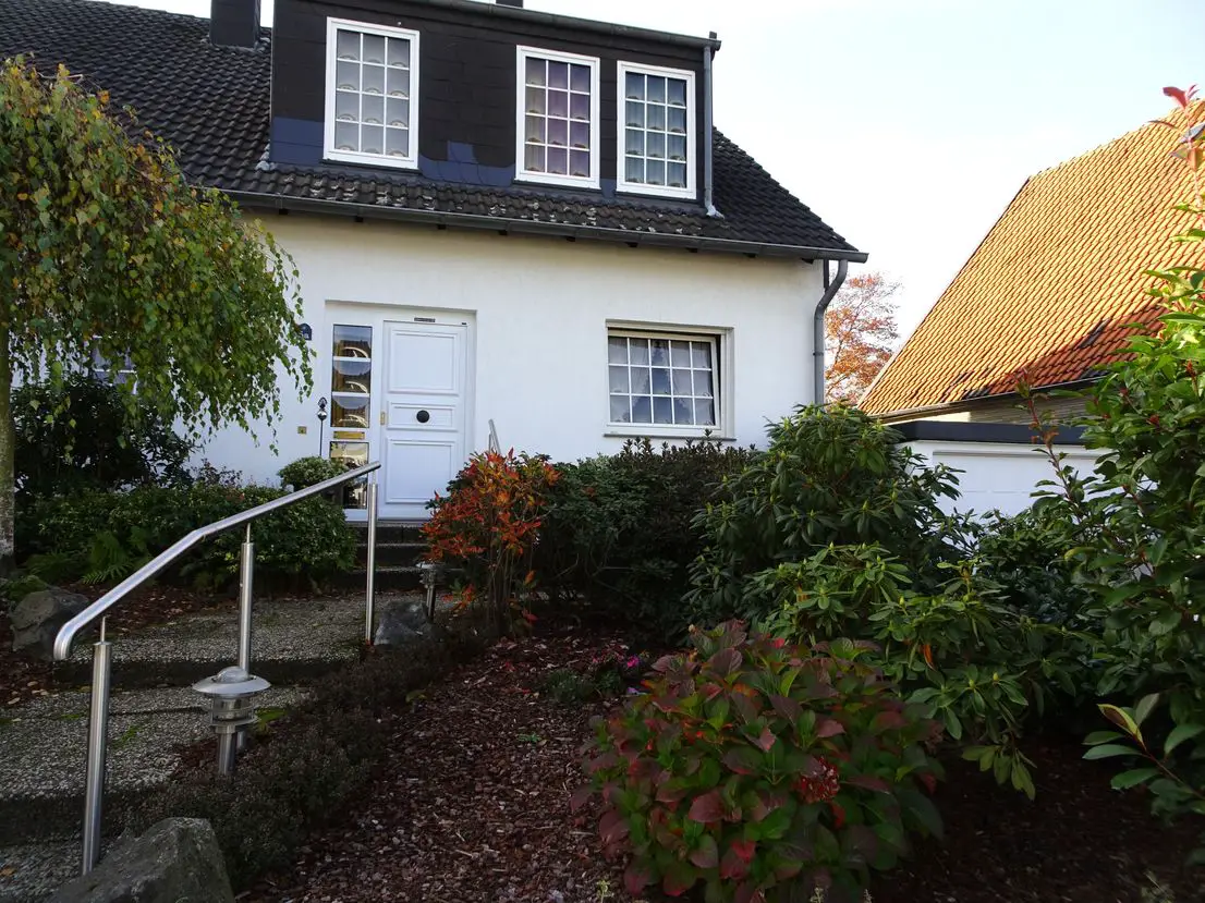 Hausansicht -- Großzügiges Haus mit großem Garten in Bochum-Stiepel von privat