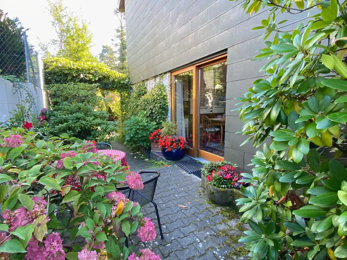 Außenbereich -- Neckarhalde - ein schnuckliges Haus mit Garten und ELW!