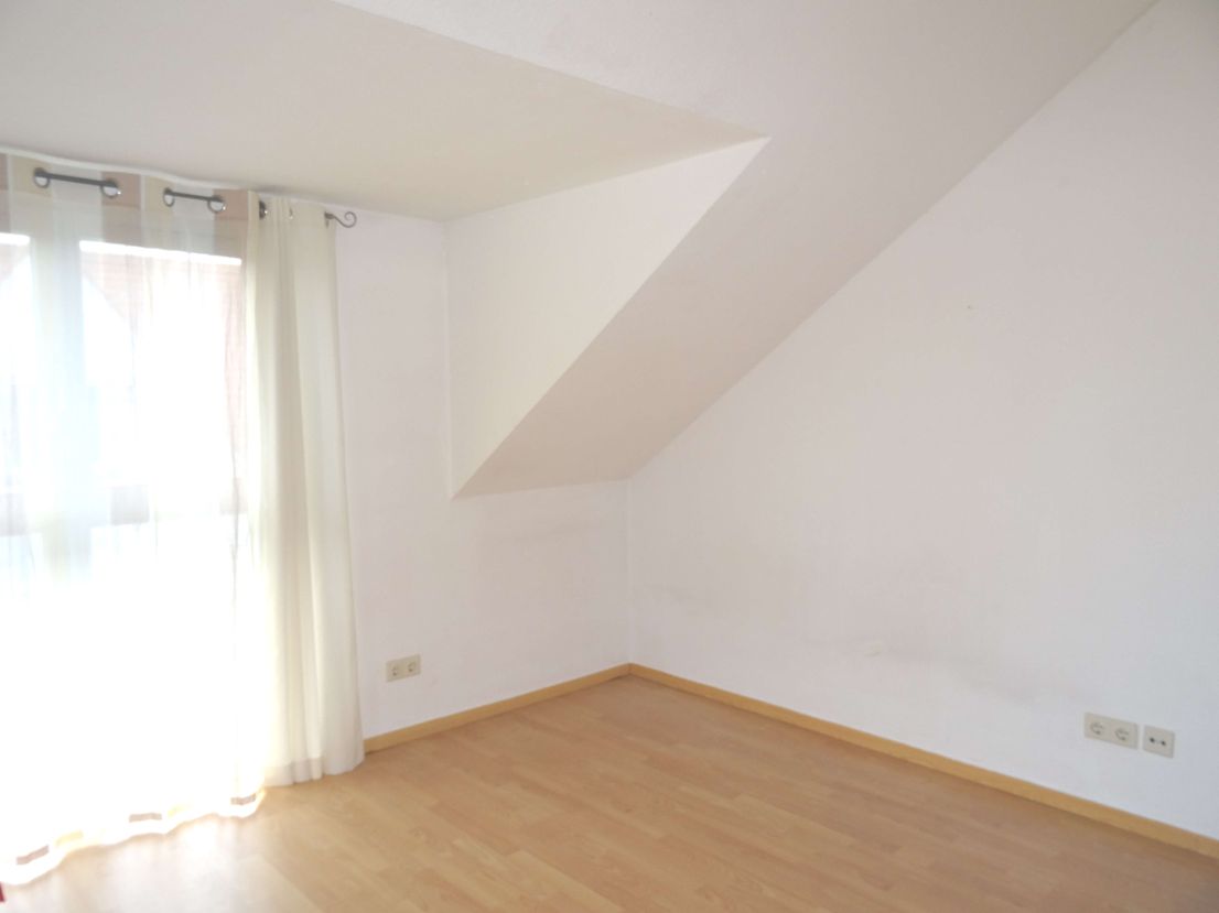 Wohnzimmer -- *Ruhig gelegene 1 Raum mit Balkon, EBK, Stellplatz & Wanne*