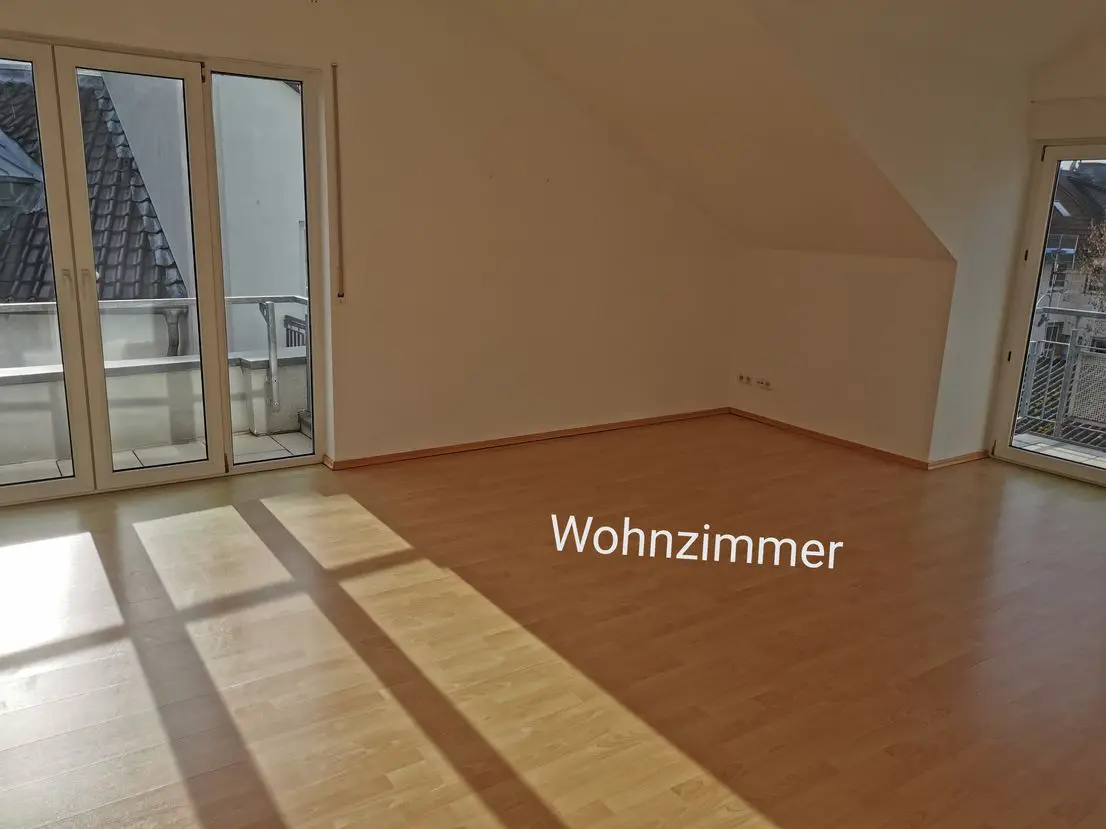 Wohnzimmer -- Exklusive, gepflegte 2-Zimmer-DG-Wohnung mit Balkon und EBK in Geisenheim-Johannisberg
