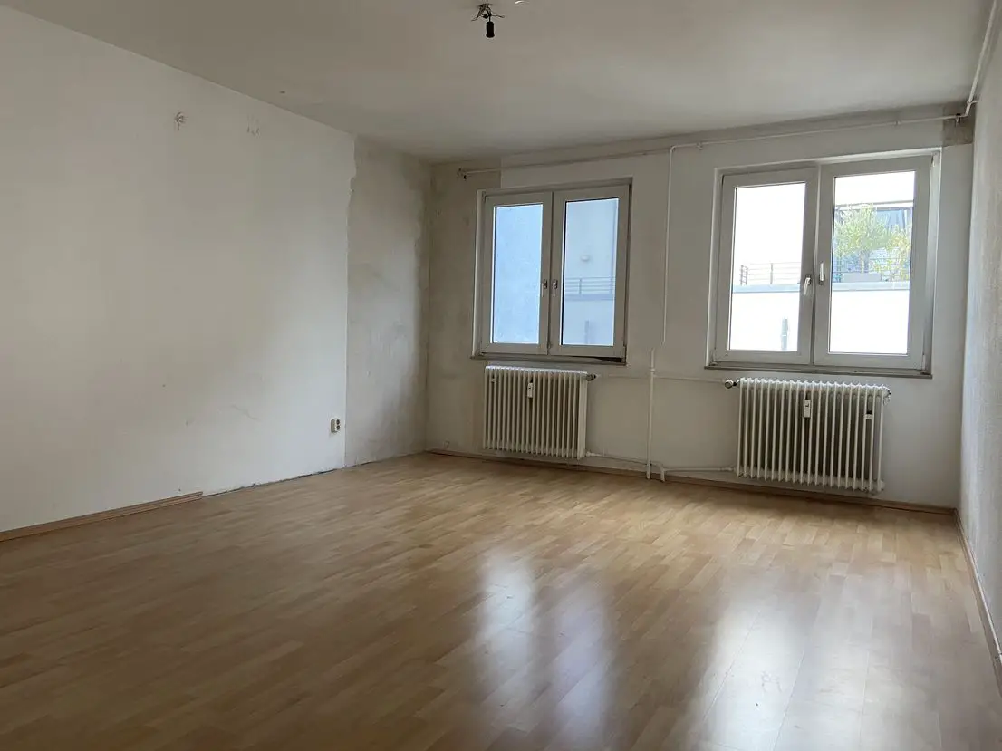 testfilename -- Frisch renovierte großzügige Wohnung mitten in Frankfurt am Main.