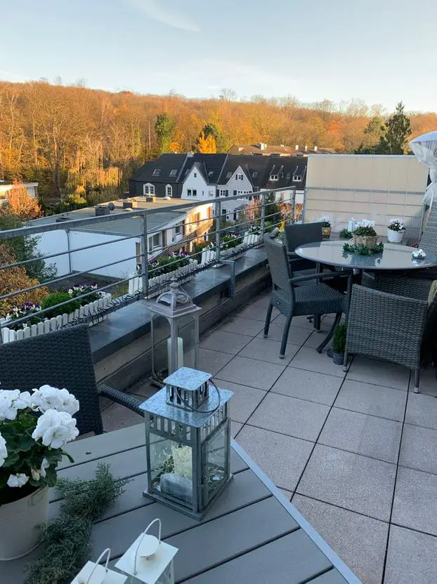 Terrassenblick zum Aaper Wald -- Gepflegte 4-Raum-Dachgeschosswohnung mit Dachterrasse in Düsseldorf-Rath