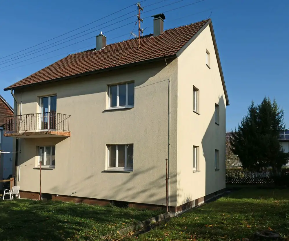 HausFranzvonhintenAP1000267 -- Älteres Zweifamilienhaus mit sechs Zimmern in Waldstetten