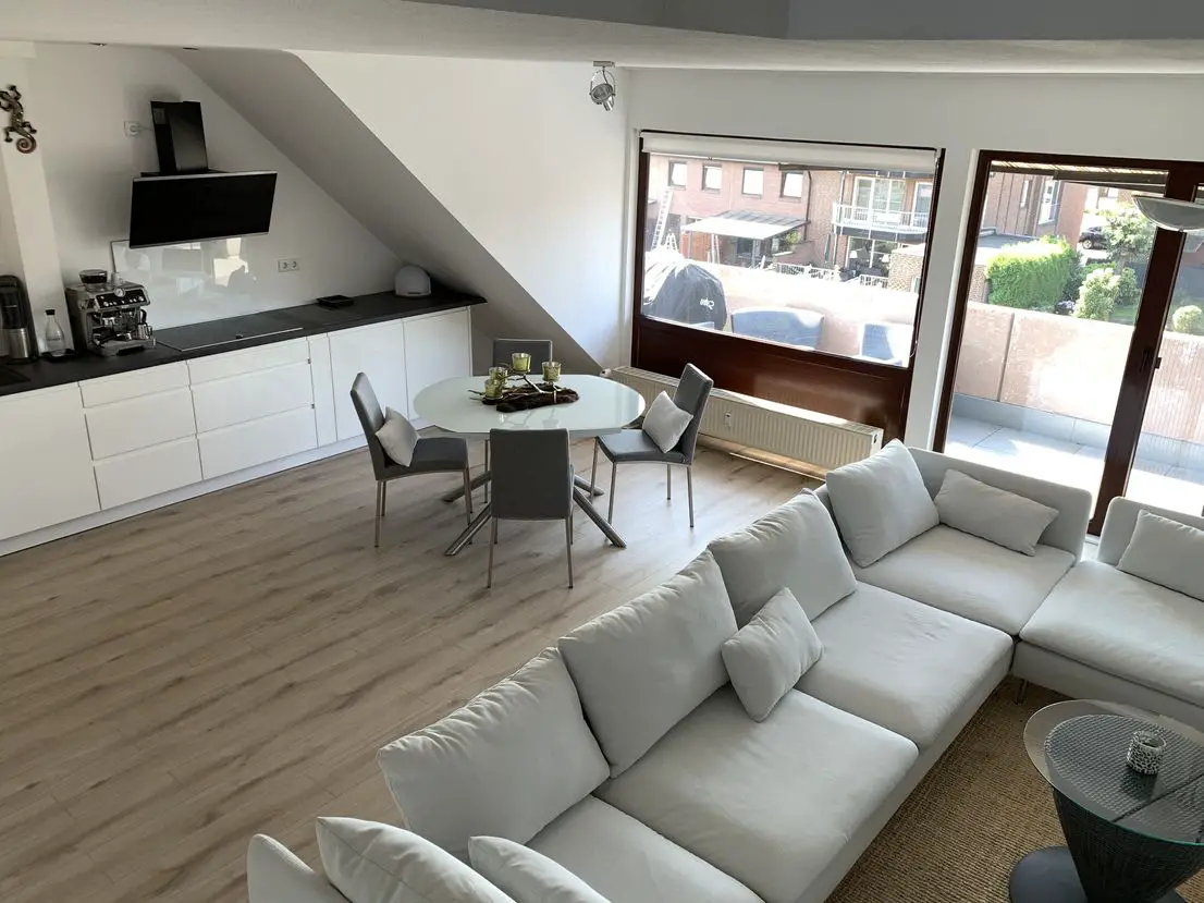 Beispiel Essbereich -- Hochwertige 3-Zimmer-Maisonette-Wohnung mit Terrasse und Luxusküche in Kapellen Neuss (Rhein-Kreis)