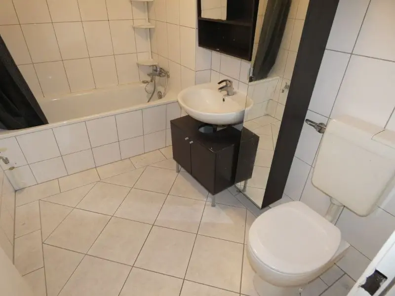 Badezimmer -- *Tolle 2,5 Zimmer-Wohnung* mit Balkon und Wannenbad in Neukölln !