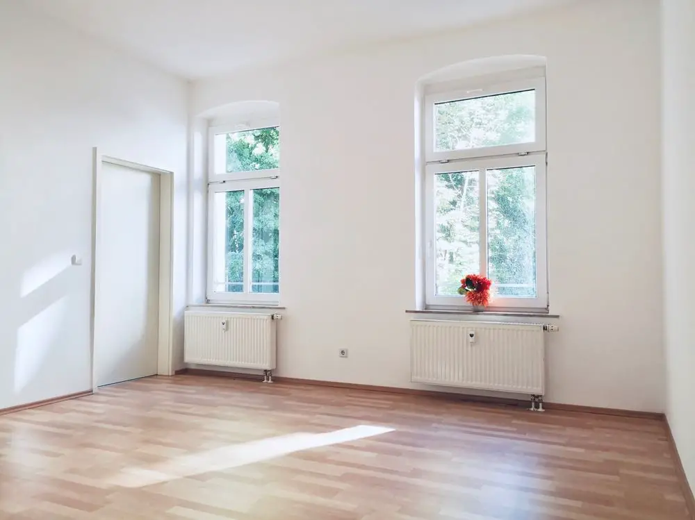 Wohnzimmer -- Kuschelige 2-Raum-Wohnung mit Tageslichtbad + Einbauküche + Stellplatz in Bernsdorf