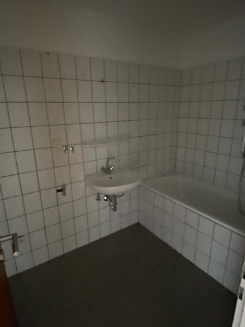 Bad mit WM Anschluss -- Tolle 3-Zimmer-Dachgeschosswohnung mit Balkon in Wanheimnerort