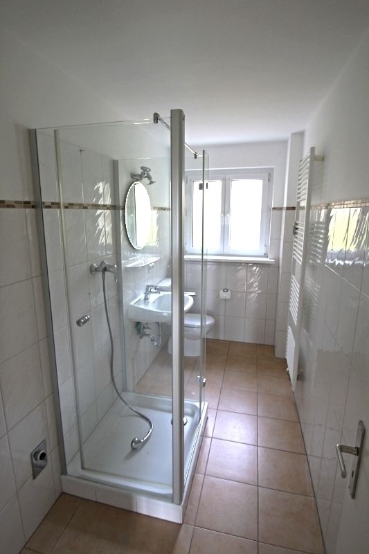 Badezimmer -- Toll geschnittene 2,5 Zimmer Wohnung - Blick ins Grüne, ruhig und zentral!