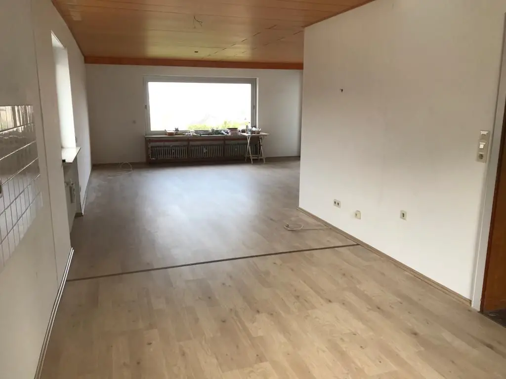 Wohnküche -- Ansprechende 4-Zimmer-Hochparterre-Wohnung mit Balkon in Wiesbaden-Naurod