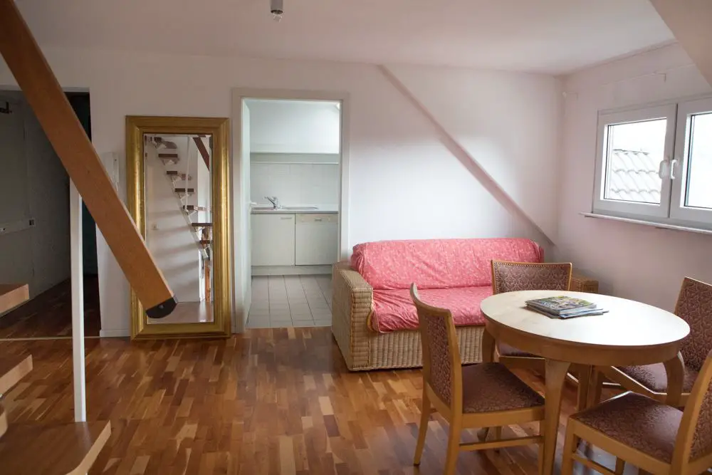 2 Wohnzimmer 3 -- Helle, ruhige 2-(3-)Zimmer DG-Wohnung mit Loggia und Parkett in Kronberg