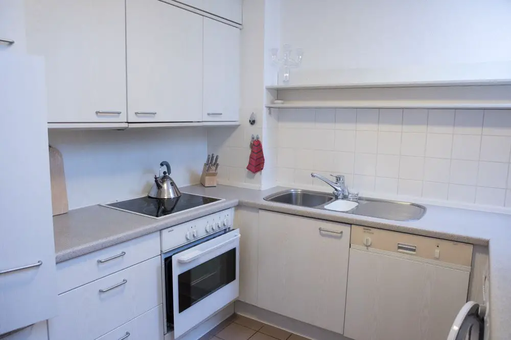 3 Küche -- Helle, ruhige 2-(3-)Zimmer DG-Wohnung mit Loggia und Parkett in Kronberg