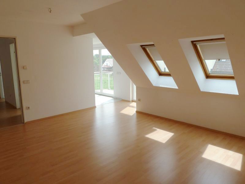 Wohnzimmer -- schöne 2-Zimmer-Dachgeschosswohnung mit Terrasse und EBK am Vielitzsee