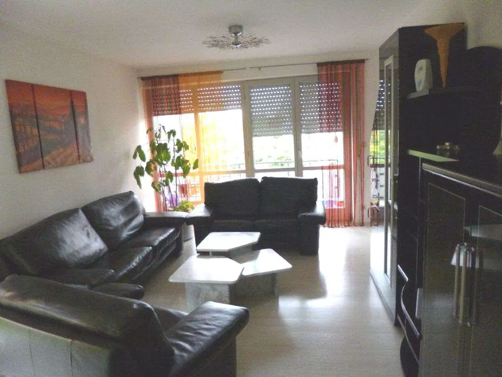 Wohnzimmer -- Möblierte 3 Zimmer Wohnung in München-Nord! Ideal als WG geeignet!