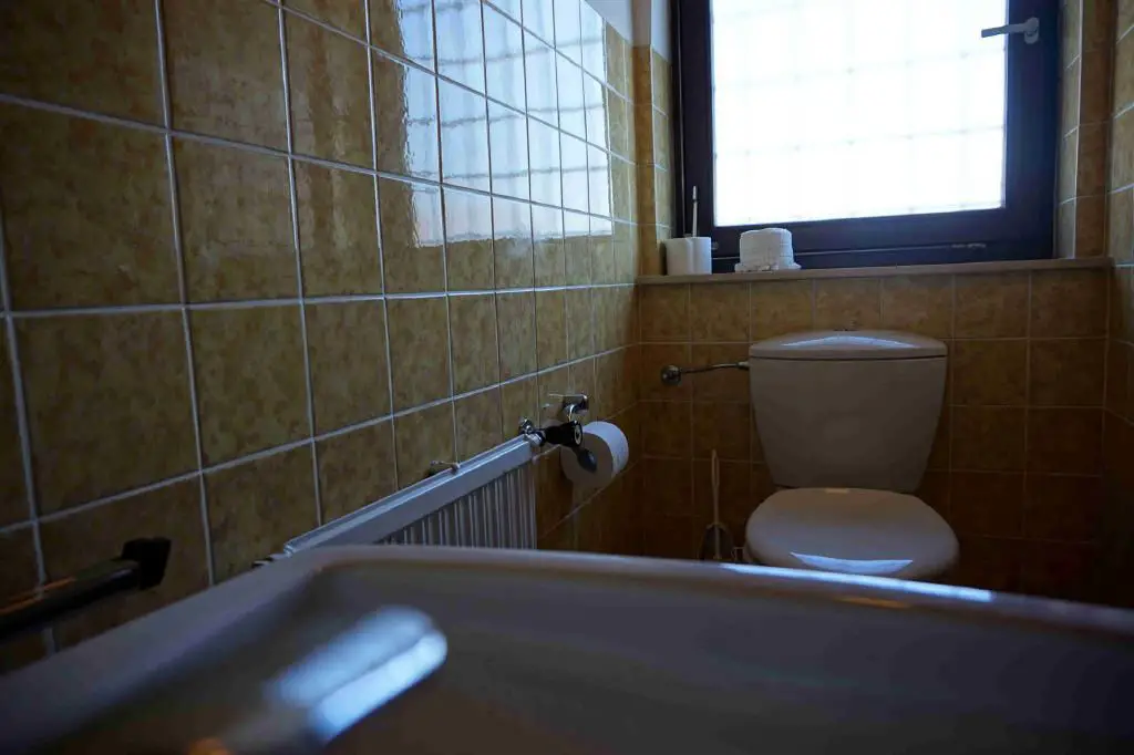 separates WC -- Naturnahes, massives Einfamilienhaus mit Einliegerwohnung in Ellwangen-Teilort