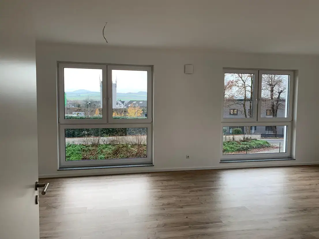Fensterelemente im Wohnbereich -- + Neubau + 4 Zimmer Wohnung mit Balkon + Luftwärmepumpe