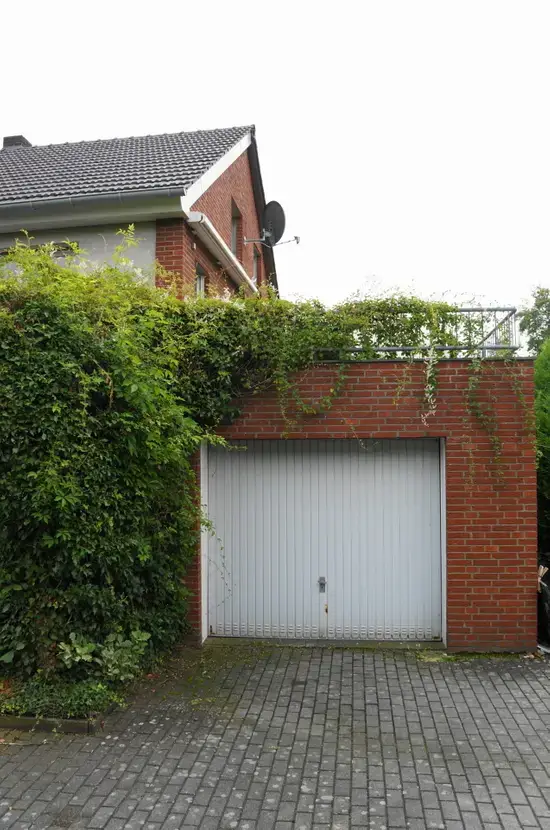 Garage -- Schöne Doppelhaushälfte mit EBK, Garage, Garten und Dachterrasse