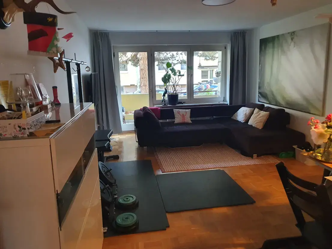 Wohnzimmer -- Ruhige und gepflegte, sanierte 3-Zimmer-Hochparterre-Wohnung mit Balkon in Milbertshofen, München