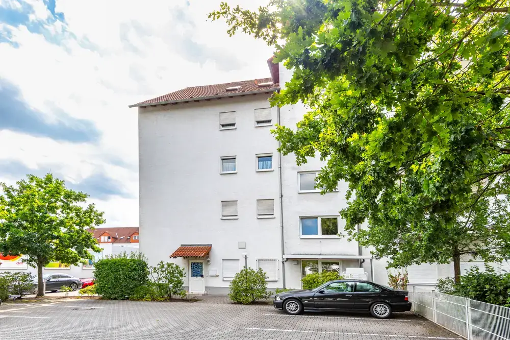 Außen -- Gepflegte 2-Zimmer-Wohnung mit Balkon und Einbauküche in Obertshausen