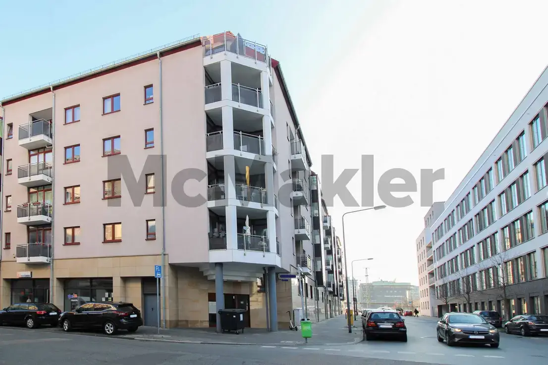 Gebäudeansicht -- Moderner Wohngenuss mit Tower-Blick: Vermietete 3-Zi.-ETW mit Loggia in Gallus