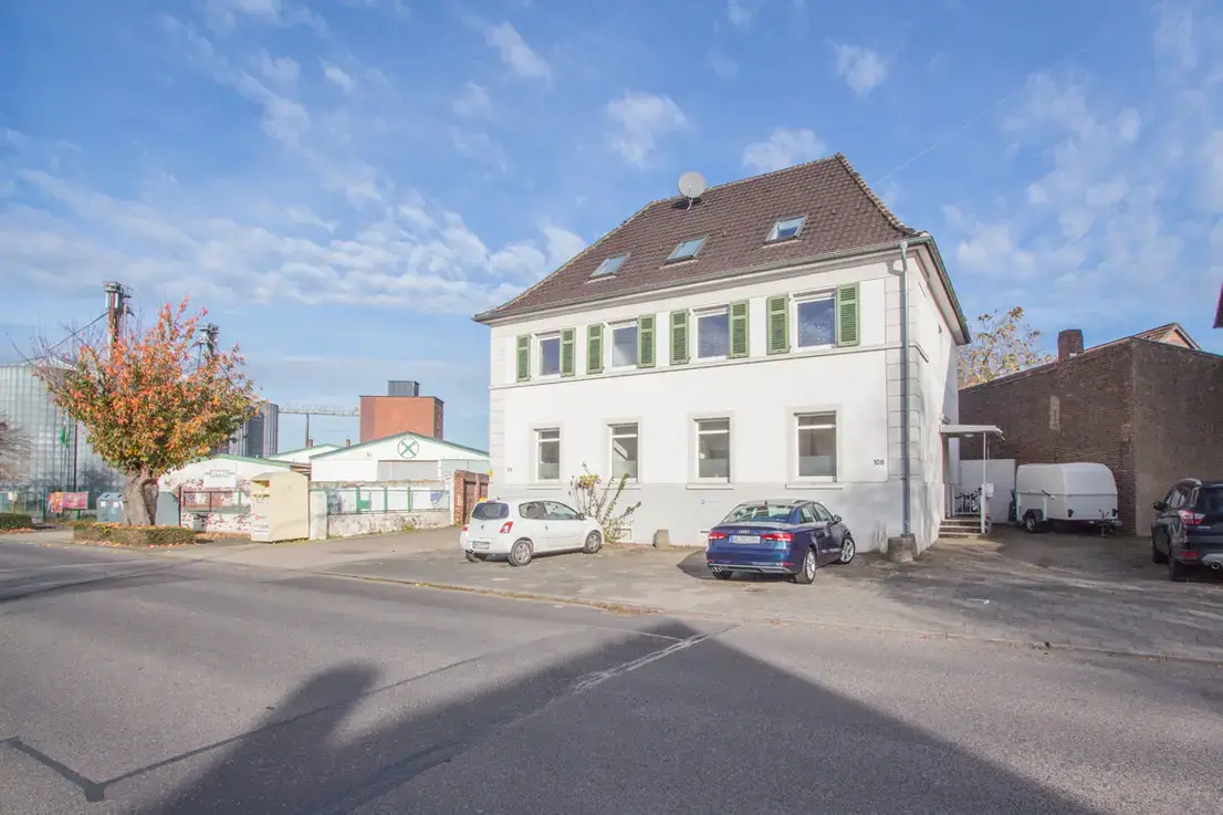 Hausansicht -- Kapitalanlage: Charmantes Dreifamilienhaus in Ortsrandlage von Glehn