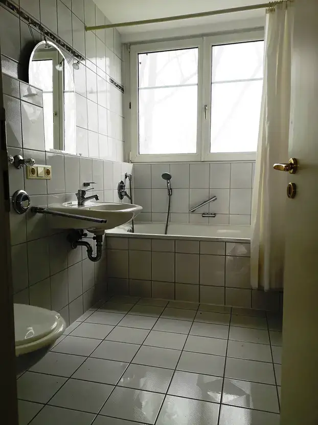 Badezimmer -- schöne helle und ruhige 2 Zimmer DG Wohnung in 6 Parteienhaus (ohne Aufzug)