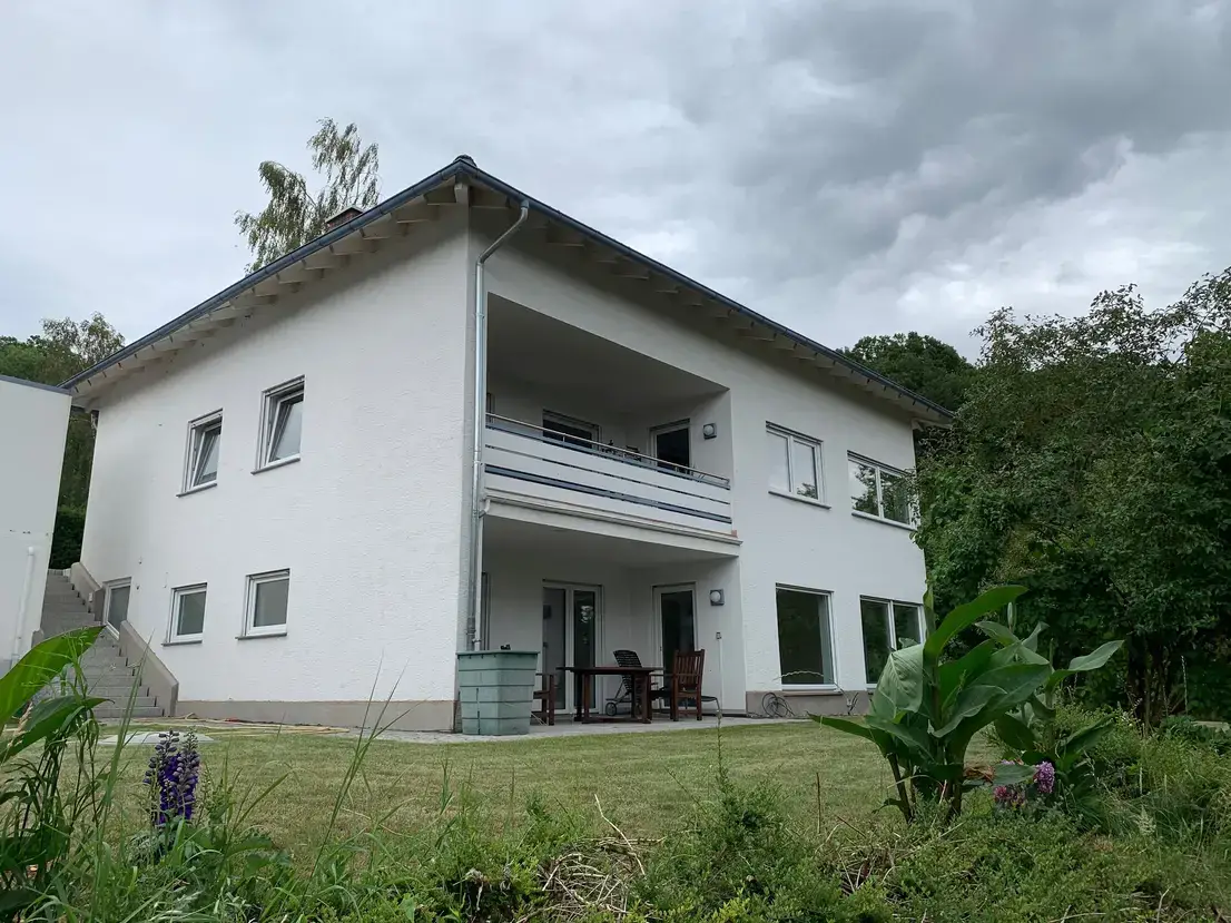 Hausansicht -- Erstbezug nach Sanierung: schöne 2-Zimmer-Wohnung mit Terrasse in Geisenheim-Stephanshausen